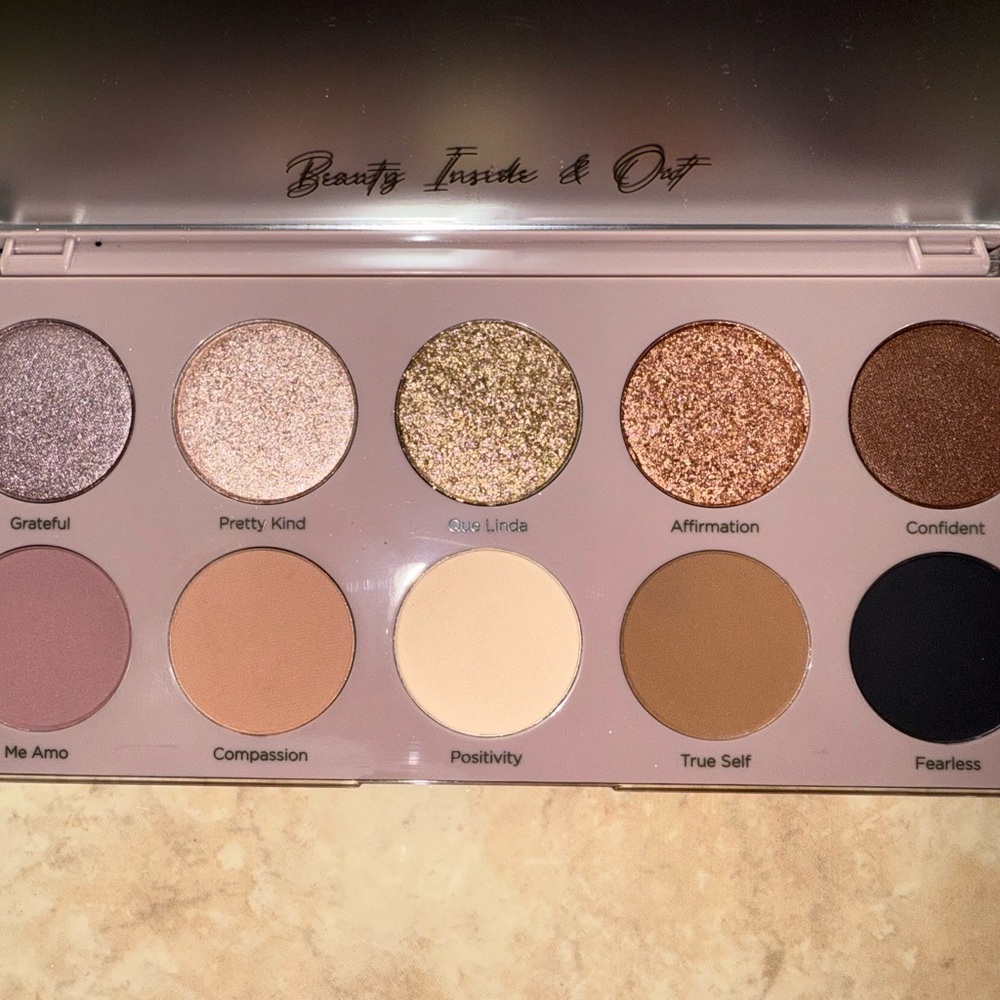 Dominique Essential Palette - Picture 3 of 7